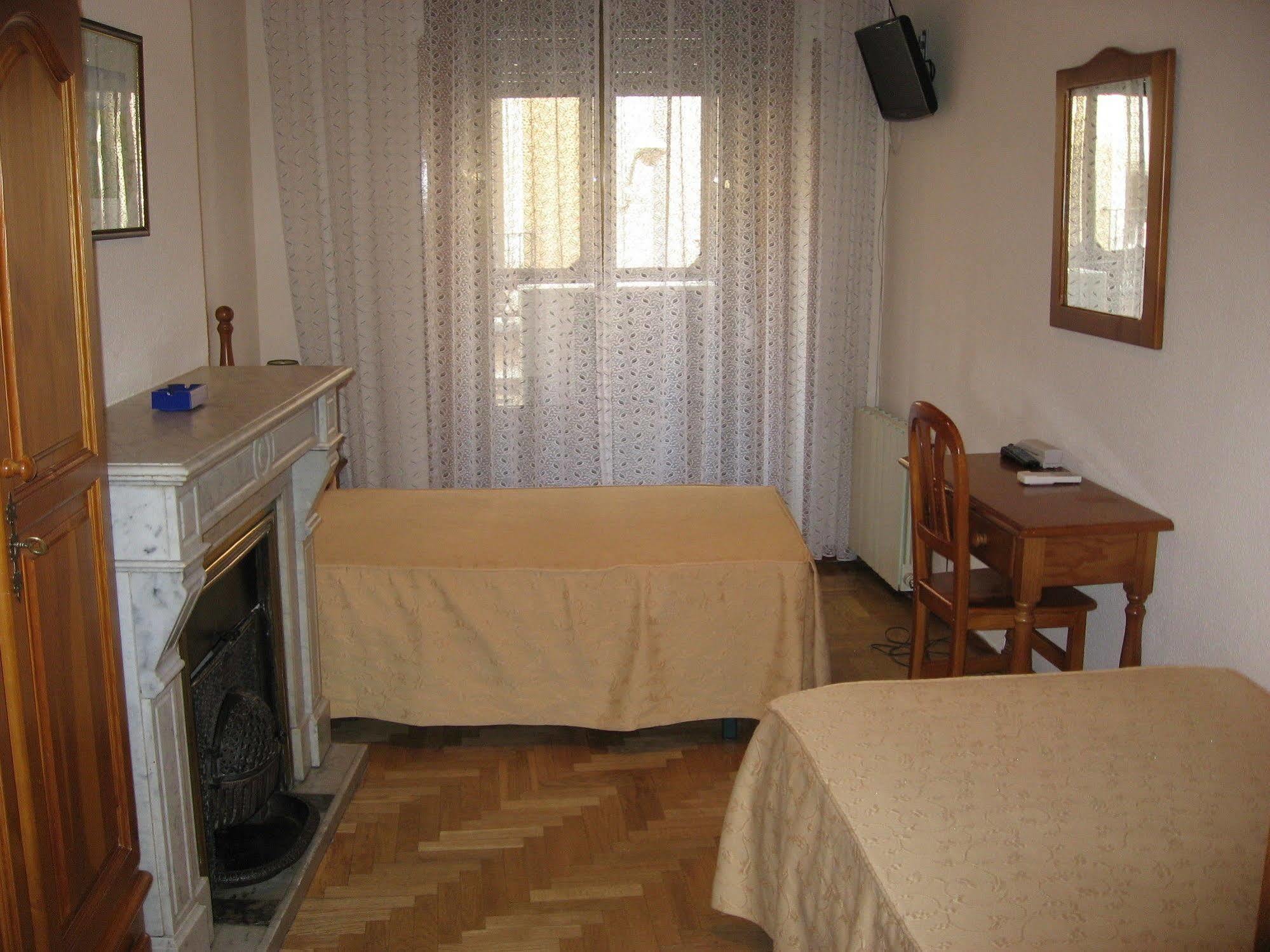 Hostal Maria Cristina Мадрид Екстер'єр фото